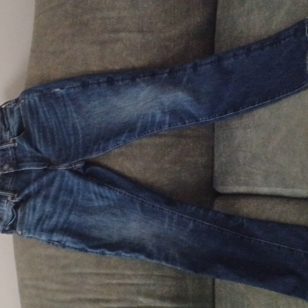 A blue jeans American Eagle. Excellent conditions.